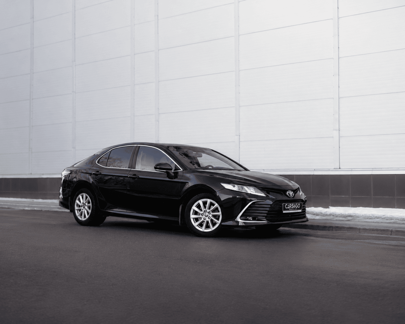 a_wide_clean_minimal_automotive_photo_scene_a_b